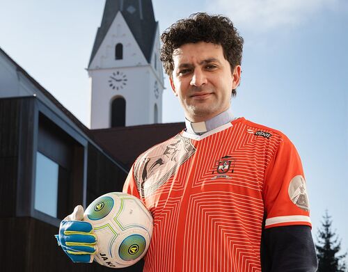 Pfarrer Virgiliu Demsa-Crainicu stand bei der Priester-Futsal-EM  in Ungaren für Österreichs Mannschaft im Tor.  