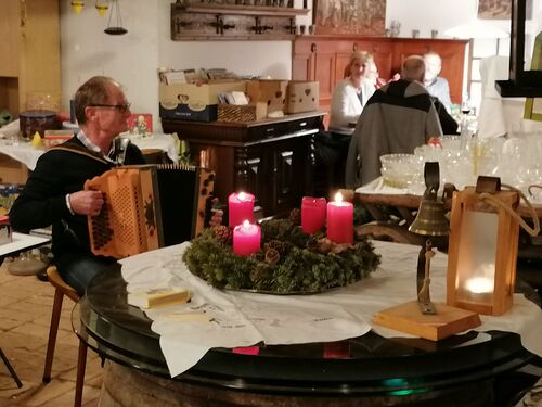 Weihnachtshock im Flohmarktkeller Mariahilf 2022 / Kath. Kirche Bregenz / Thomas Berger-Holzknecht